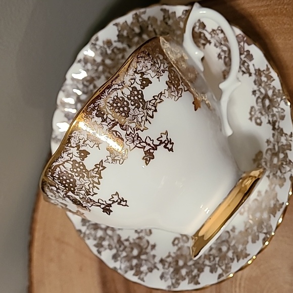 Vintage Royal Albert - gold vines teacup & saucer - amazing condition - Picture 4 of 11